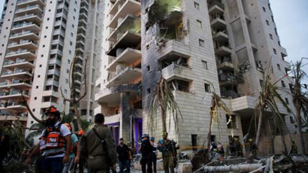 إسرائيليون يفرون للخارج هربا من صواريخ إيران